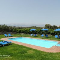 01 Almarine pool with mountain view