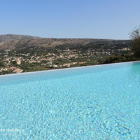 07 Armonia Infinity pool and view over Gavalohori village