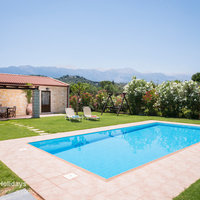 03 Maza Cottage pool and garden with mountain view.