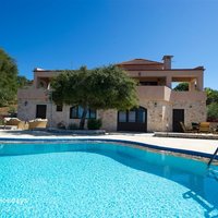 02 Villa Prinolithos and pool terrace